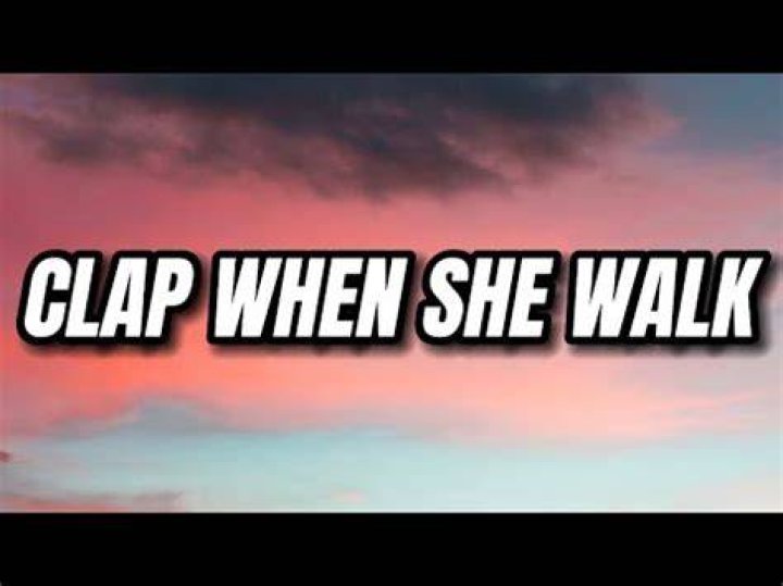 Bounce when she walk, clap when she walk lyrics